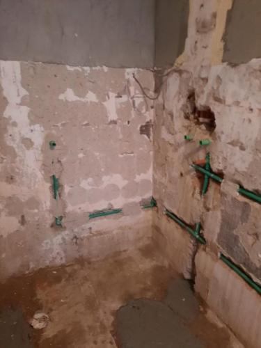 postavljanje-cevi-u-kupatilu-stemovanje-vodovodnih-cevi